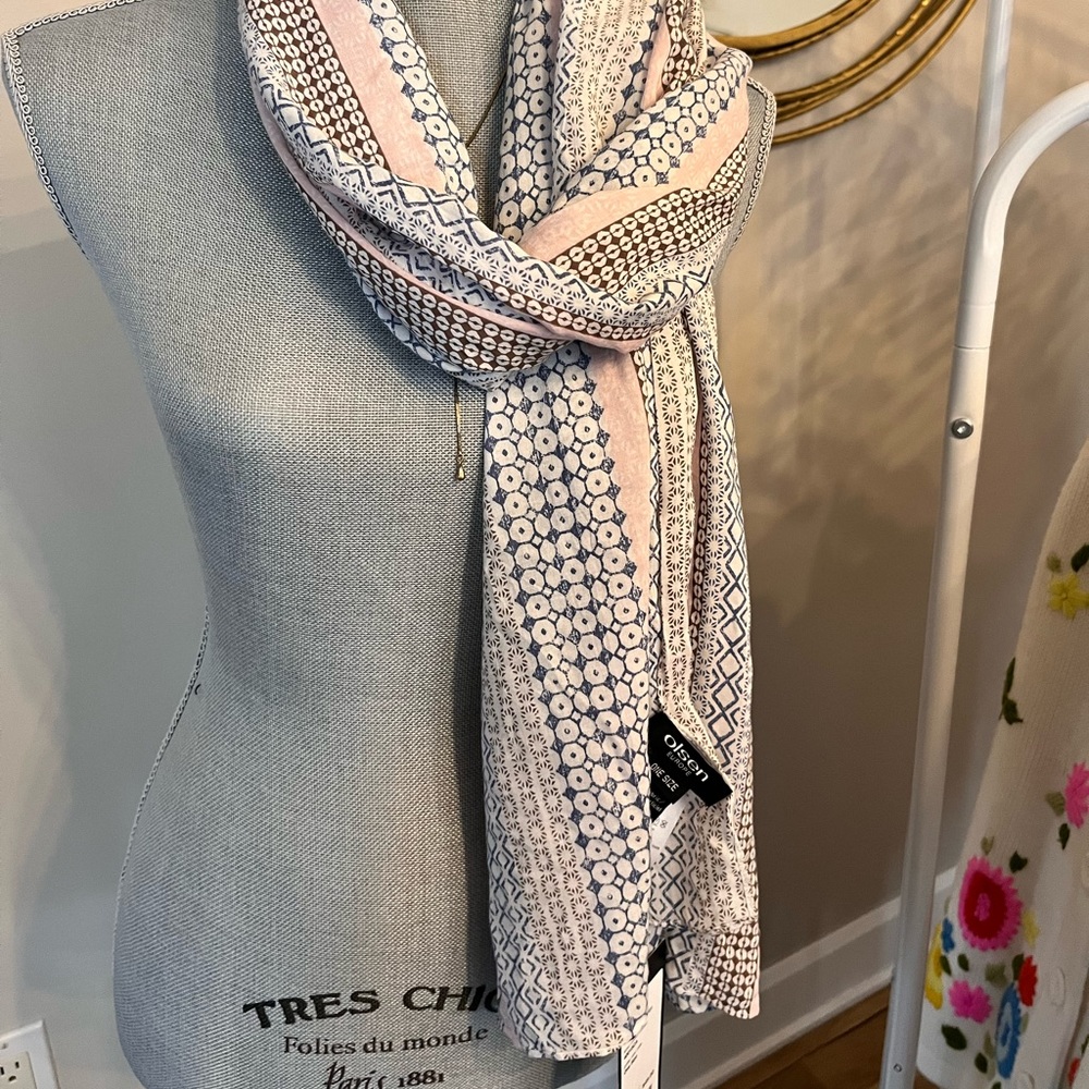 Silky (poly) scarf BNWT